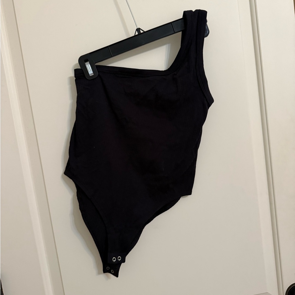 By Anthropologie Seamless One-Shoulder Ribbed Black Bodysuit
